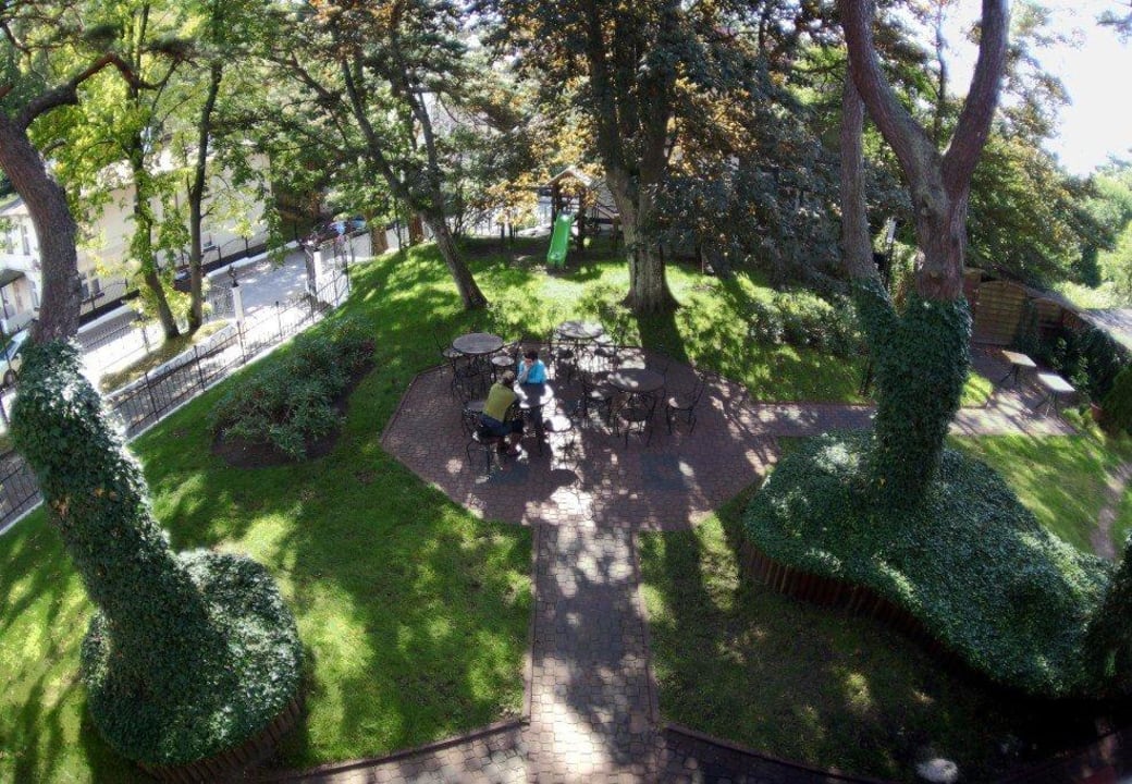 Ogórd z tyłu pensjonatu wraz z placem zabaw  Villa Victor