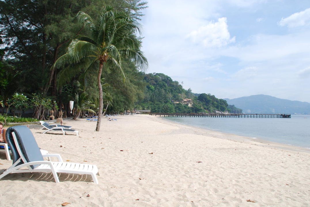 Strand bei Flut Thavorn Beach Village Resort & Spa