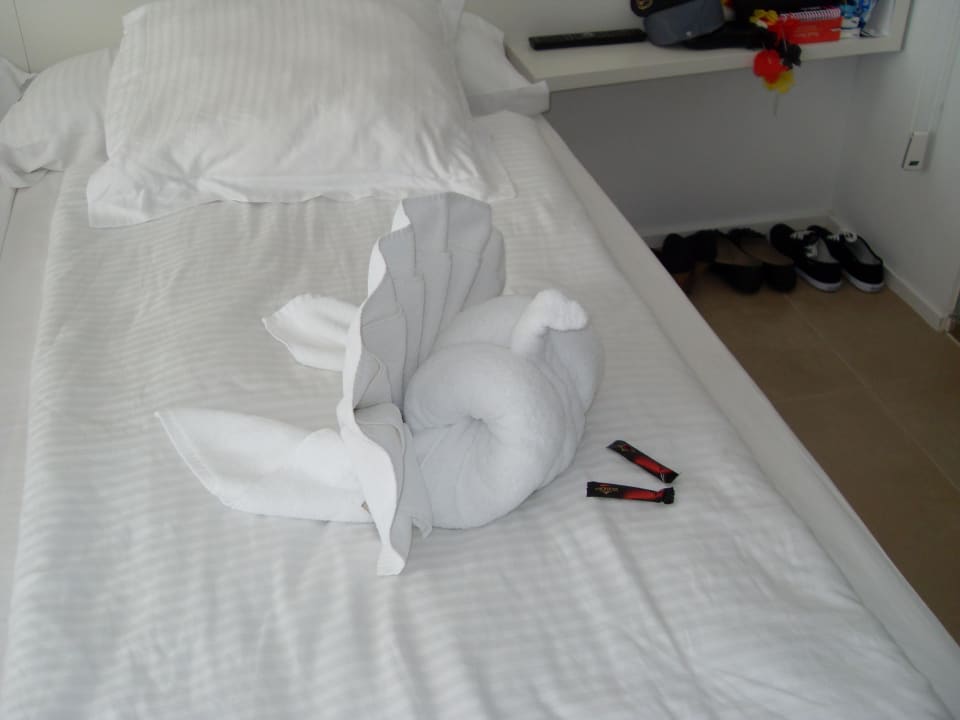 Jeden Tag ein neues Handtuchobjekt mit Süßigkeiten Iberostar Waves Bahia de Palma