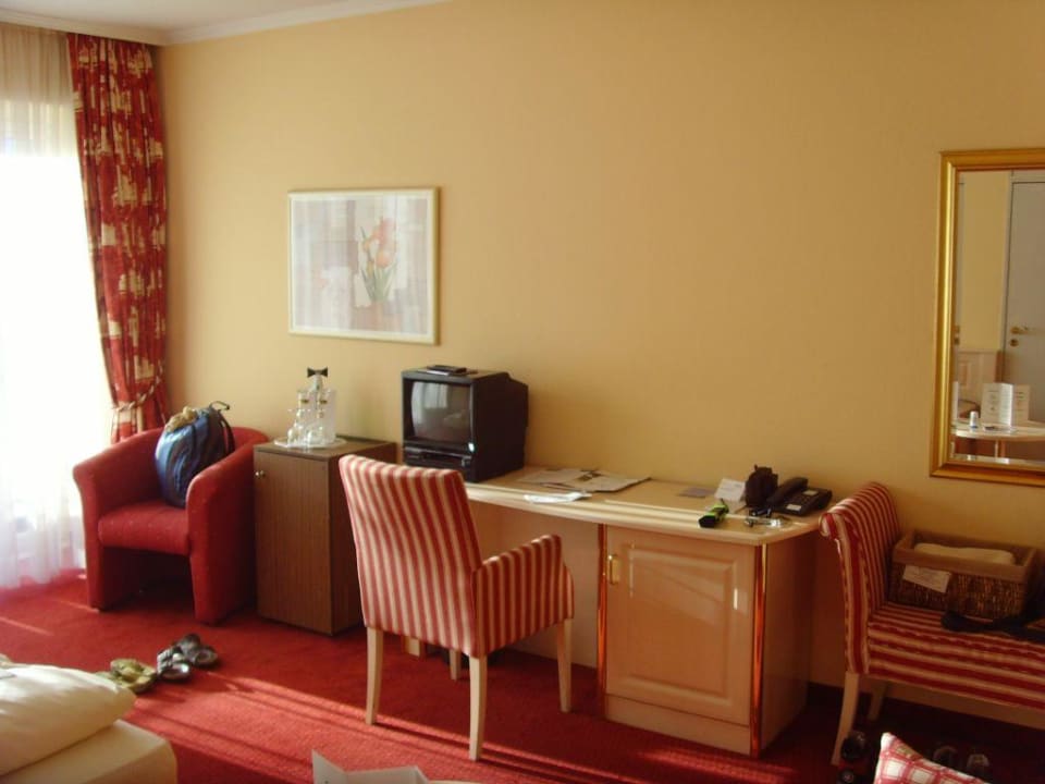 Schreibtisch, Fernseher, Minibar HYPERION Hotel Garmisch-Partenkirchen