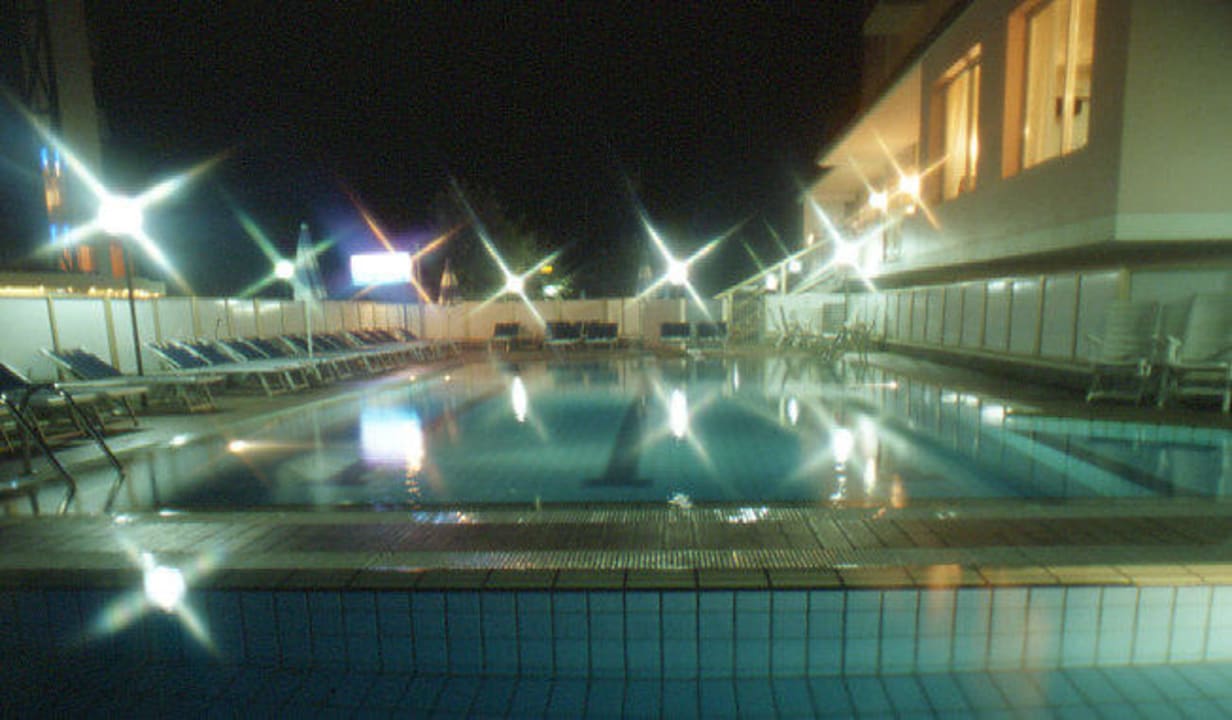 Der Swimmingpool in der Nacht Hotel Continental