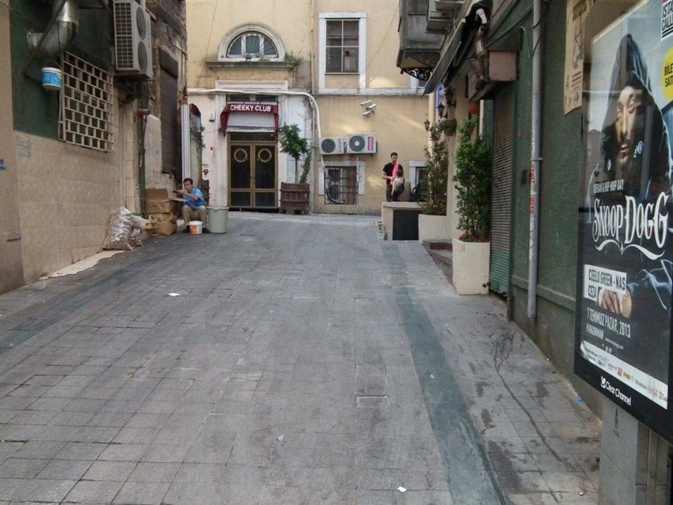 Ulica (wejście do hotelu po prawej) Chill Out Lya Hostel & Bar