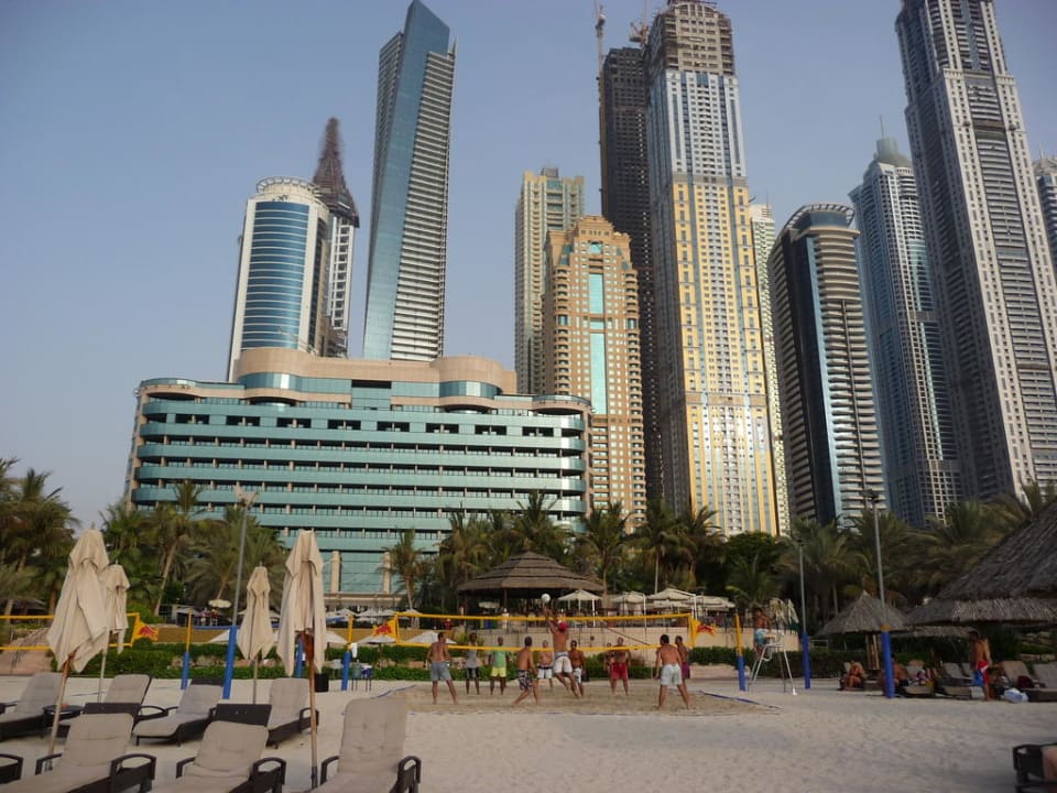 Strand, Hotel und Skyline Le Meridien Mina Seyahi Beach Resort & Waterpark