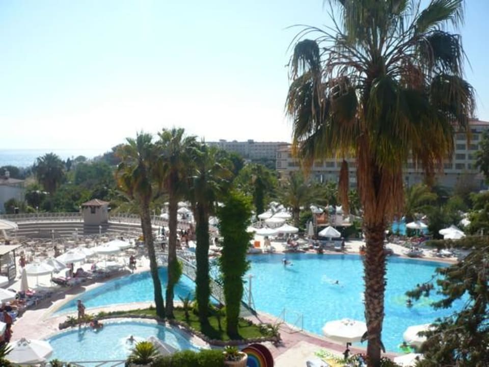Blick vom Zimmer auf Pool und Meer Seaden Corolla Hotel