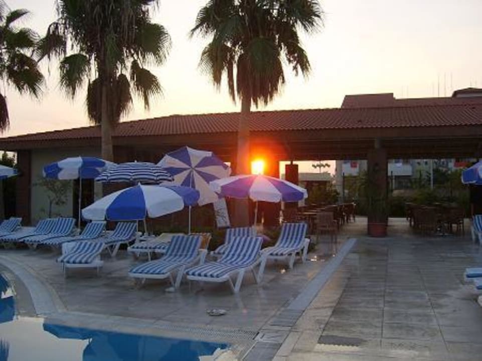Liegen mit Sonnenuntergang im Hintergrund Hotel Süral Resort