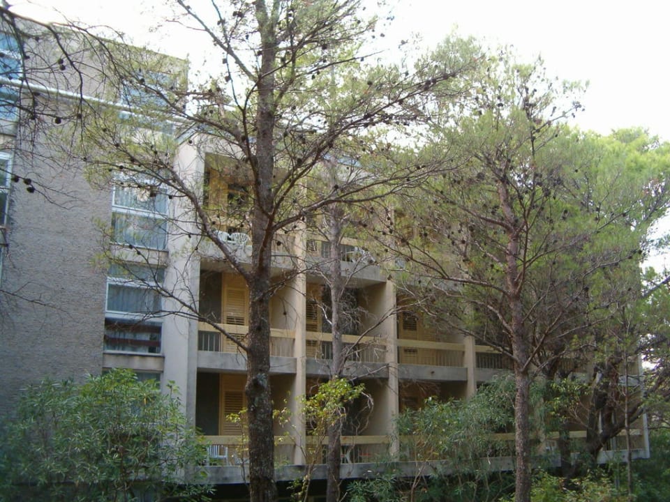 Pohled na Hotel Alem z parčíku v Baško Polje Hotel Alem