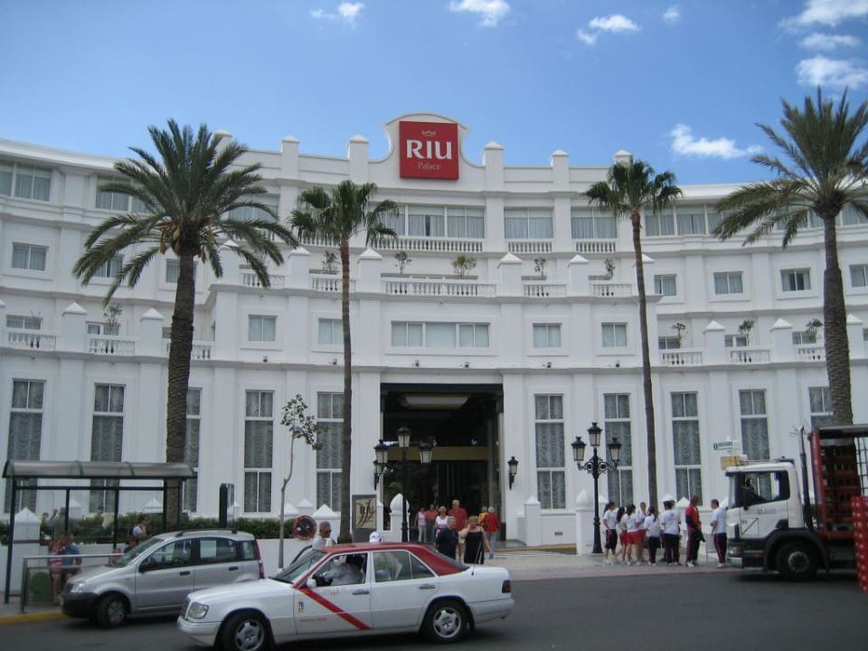 Vor dem Haupteingang Hotel Riu Palace Maspalomas Adults Only