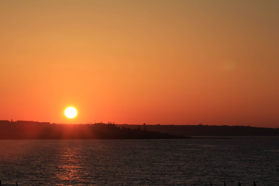 Stimmung beim Sonnenuntergang Alexander Beach Hotel & Village Resort