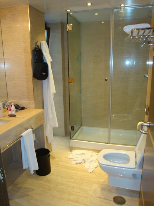 Badezimmer - groß und sauber Hotel Claridge