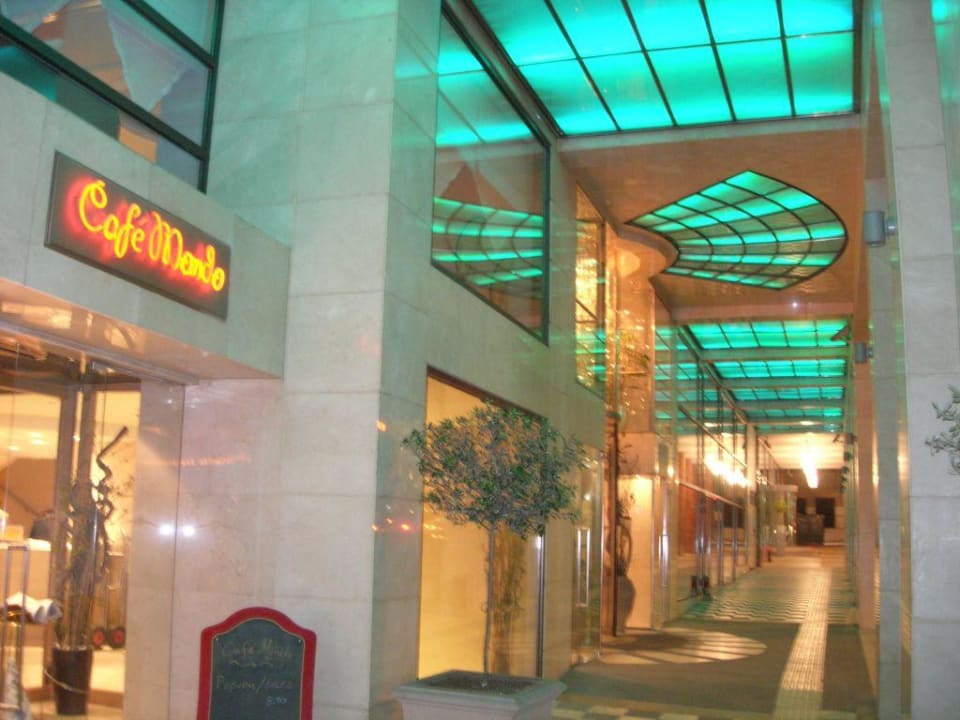 Eingang und Restaurant im Erdgeschoss Meliá Athens Hotel