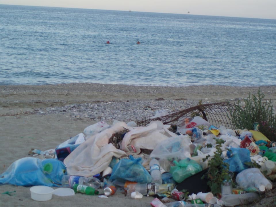 Strandmüll am Rand Olympian Bay Grand Resort