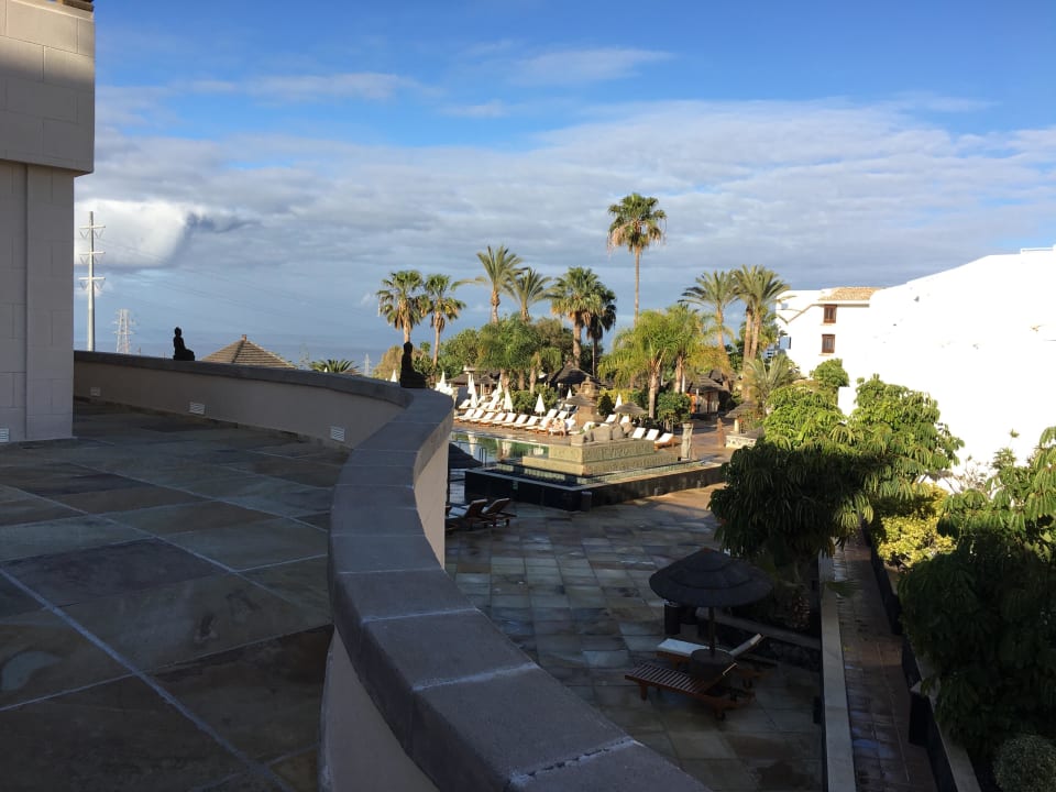 Blick auf Hauptpool von Hauptgebäude aus Hotel Regency Country Club