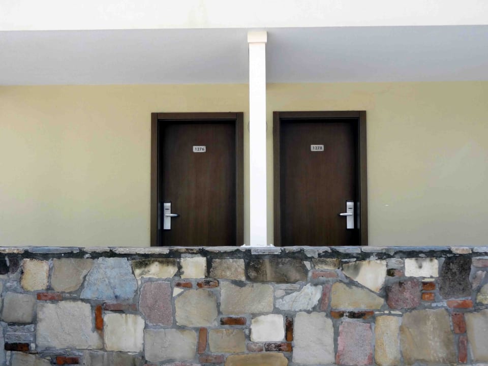 Blick zur Unterkunft 1 Arum Barut Collection