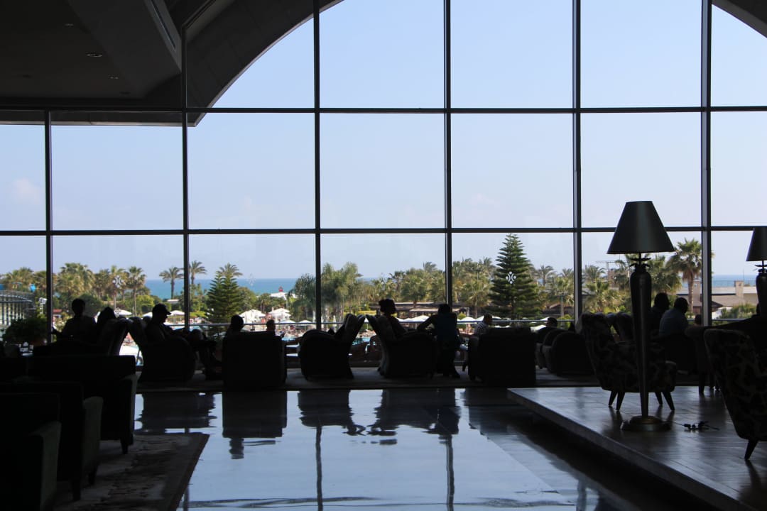 Lobby mit Sicht zur Meer Hotel Miracle Resort