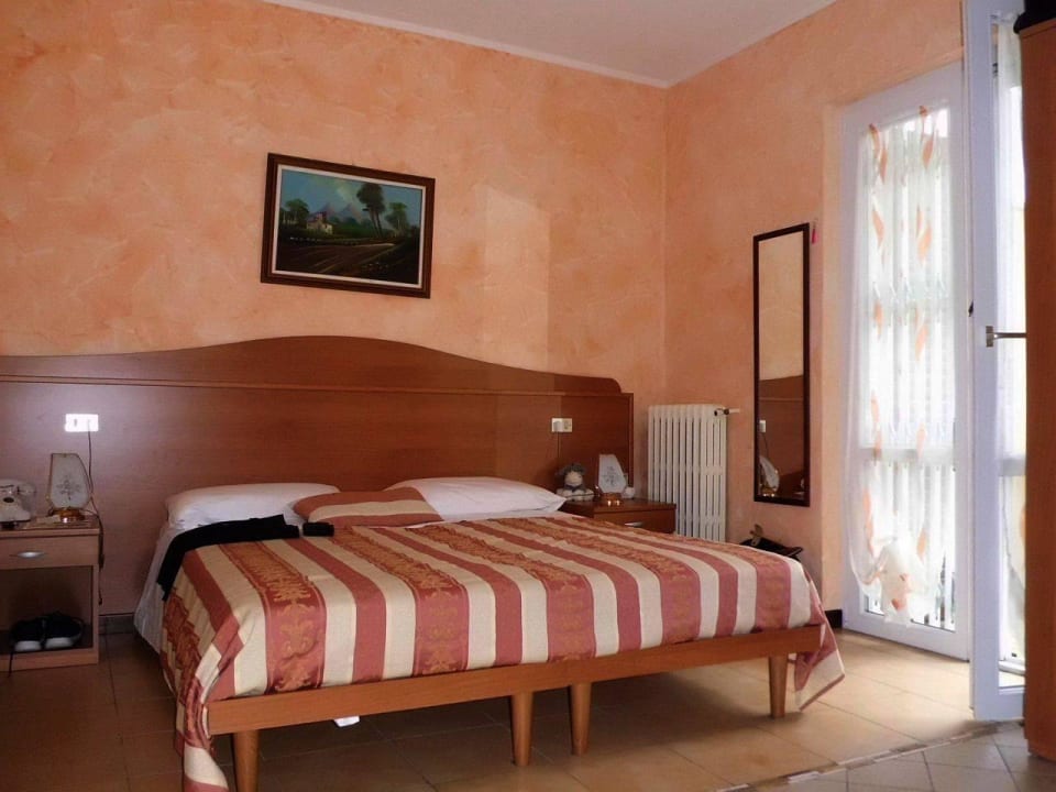 Mehrbettzimmer mit großen Betten Albergo Panoramica