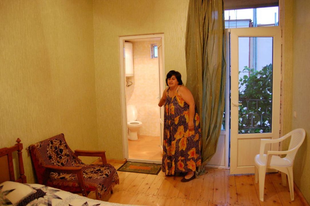 Nana zeigt mir ihre 4 Zimmer, alle mit Balkon Guesthouse Nana