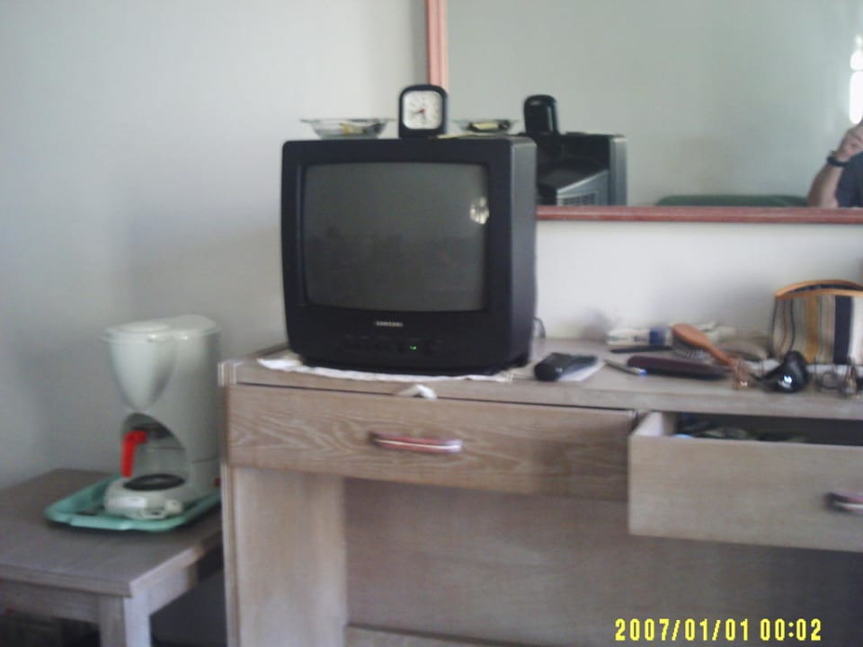 Fernseher und Kaffeemaschine HL Miraflor Suites Hotel