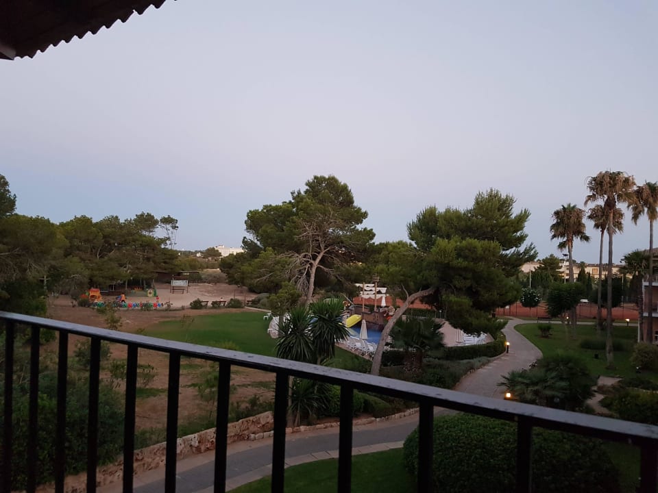 Blick vom Balkon (Haus 4) zum Kinderpool und Blaudiland Blau Colònia Sant Jordi