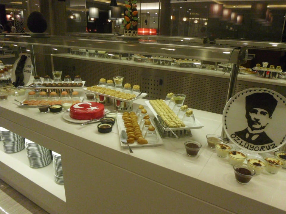 Teil des Desserts The Sense Deluxe Hotel