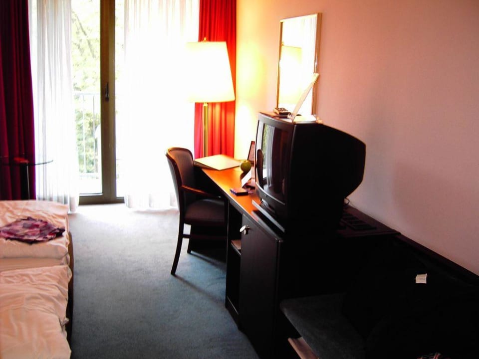 Hotelzimmer /Balkon mit Blick zum Kurpark H+ Hotel Bad Soden