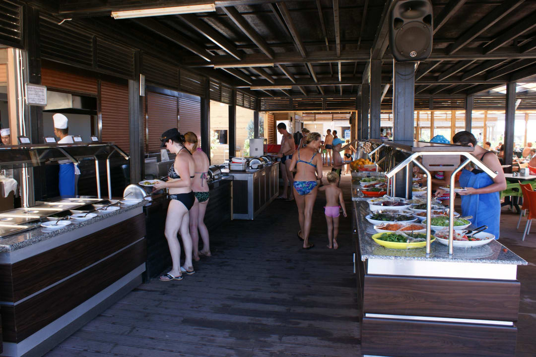 Strandbar Büffet am Mittag-Essen von 11.30-16.00  Hane Family Resort