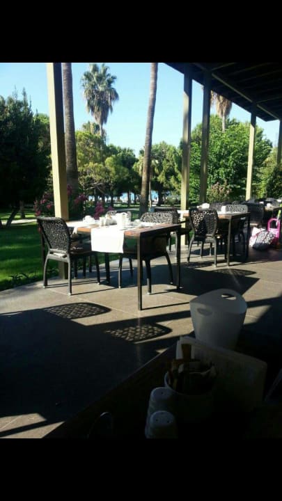 Frühstück auf der Terrasse mit Blick aufs Meer Barut Hemera