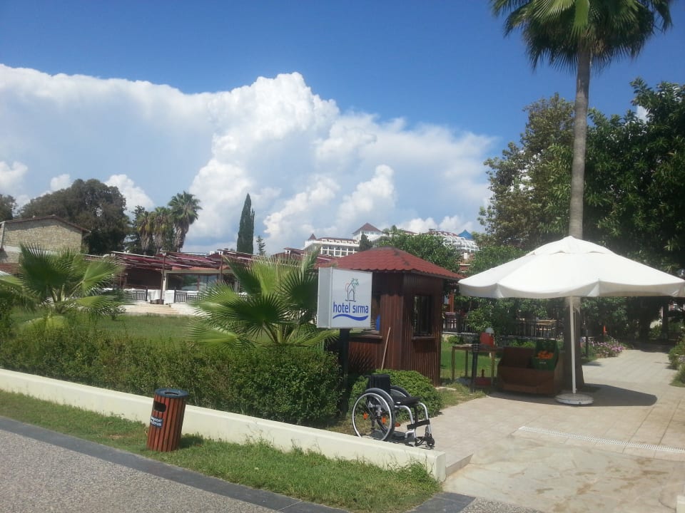 Blick vom Strand Richtung Restaurant Hotel Sirma