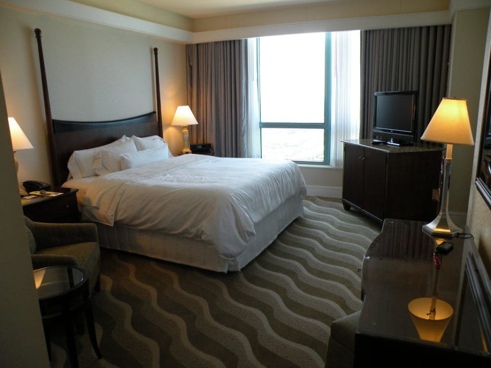 Schlafzimmer Diplomat Resort & Spa Hollywood, Curio Collection by Hilton