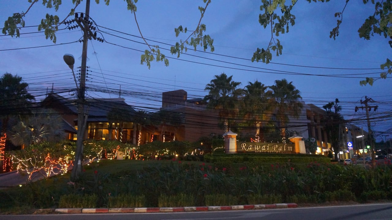 Blick von der gegenüberliegenden Strasse Hotel Rawai Palm Beach Resort