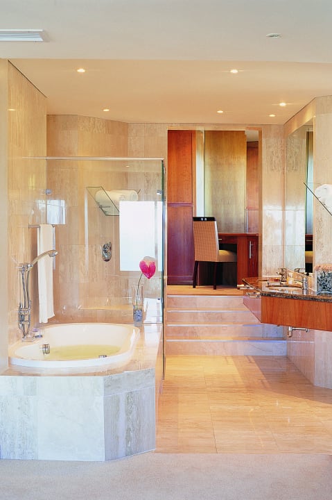 Bad und begehbarer Schrank Guest House Ezard House