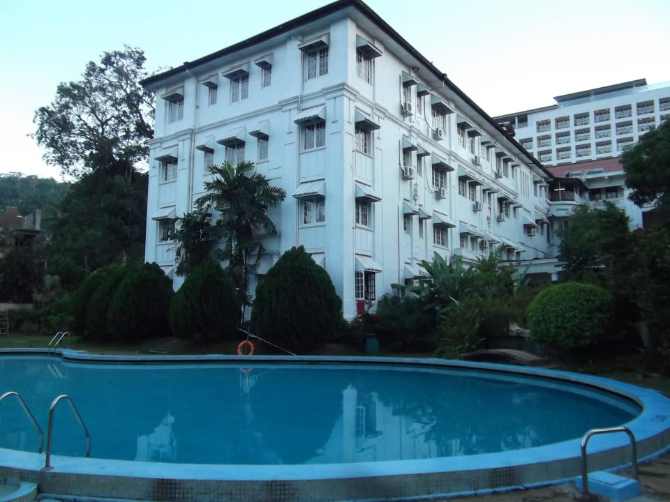 Pool und Hotel Hotel Suisse