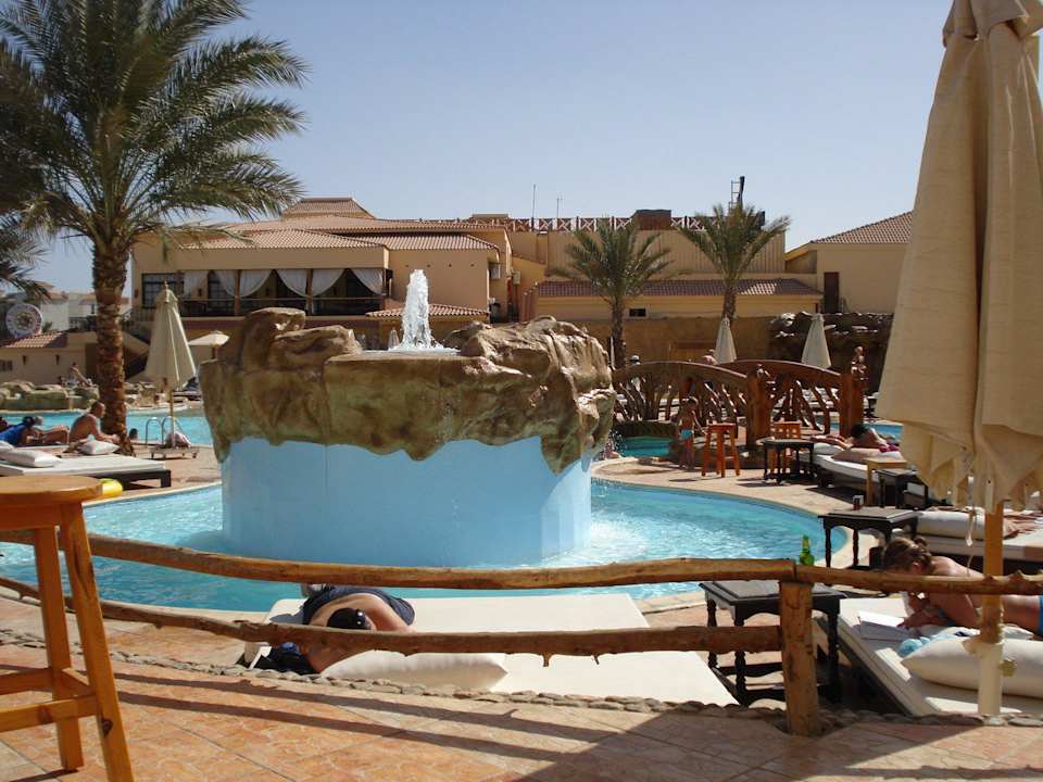Beheizter Pool vor dem Kids-club Pickalbatros Dana Beach Resort - Hurghada