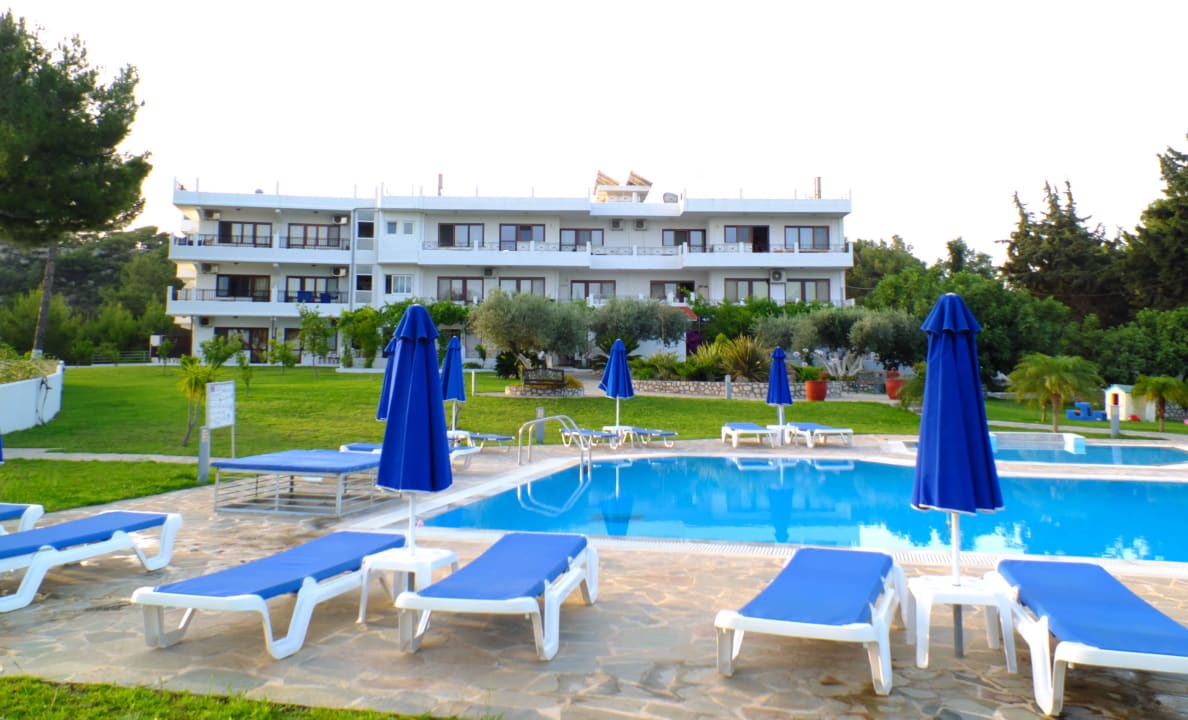 Pool un Hotel vom Garten aus gesehen Hotel Helena Christina