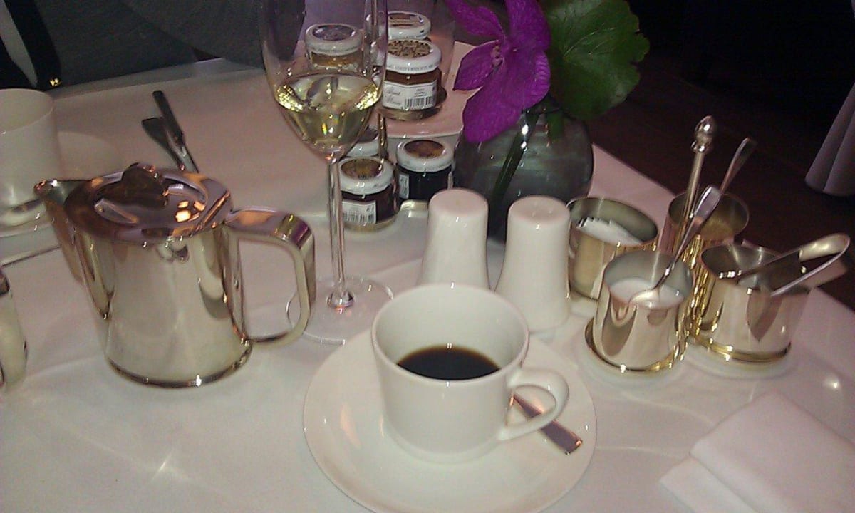 Kaffee oder Tee wird in polierten Siberkännchen sv Waldorf Astoria Berlin