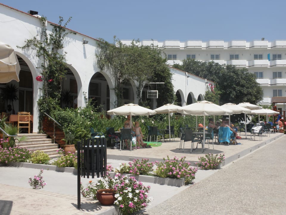 U bazénu Irene Palace Beach Resort Club alltoura