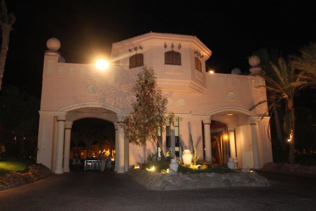 Brama wjazdowa do hotelu Parrotel Beach Resort