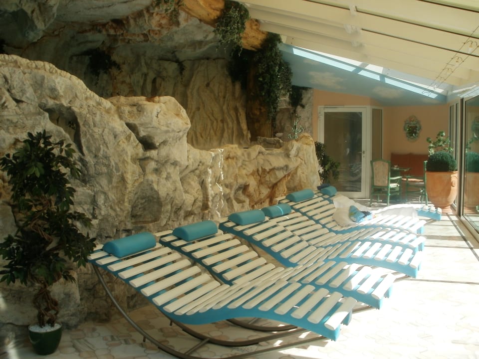 Relax-Liegen am Pool Hotel Bauer