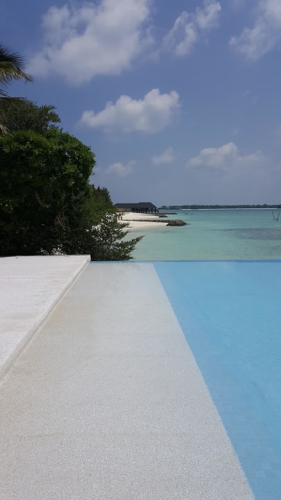 Blick vom Pool auf den Strand  Summer Island Maldives