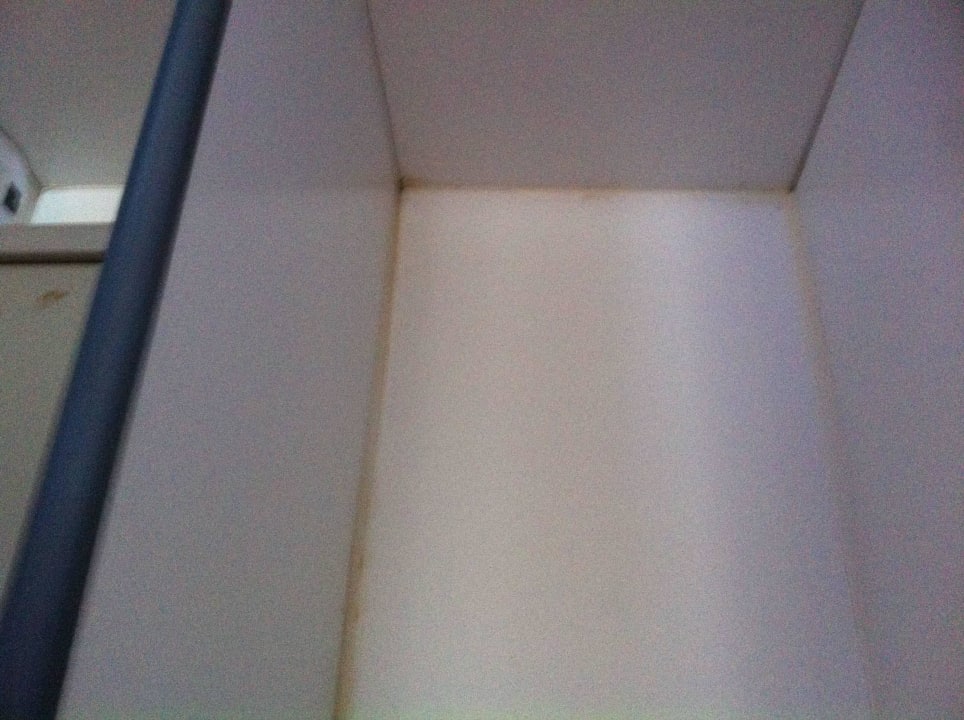 ... und Flecken da. Nicht gerade "appetitlich". allsun App.-Hotel Albatros