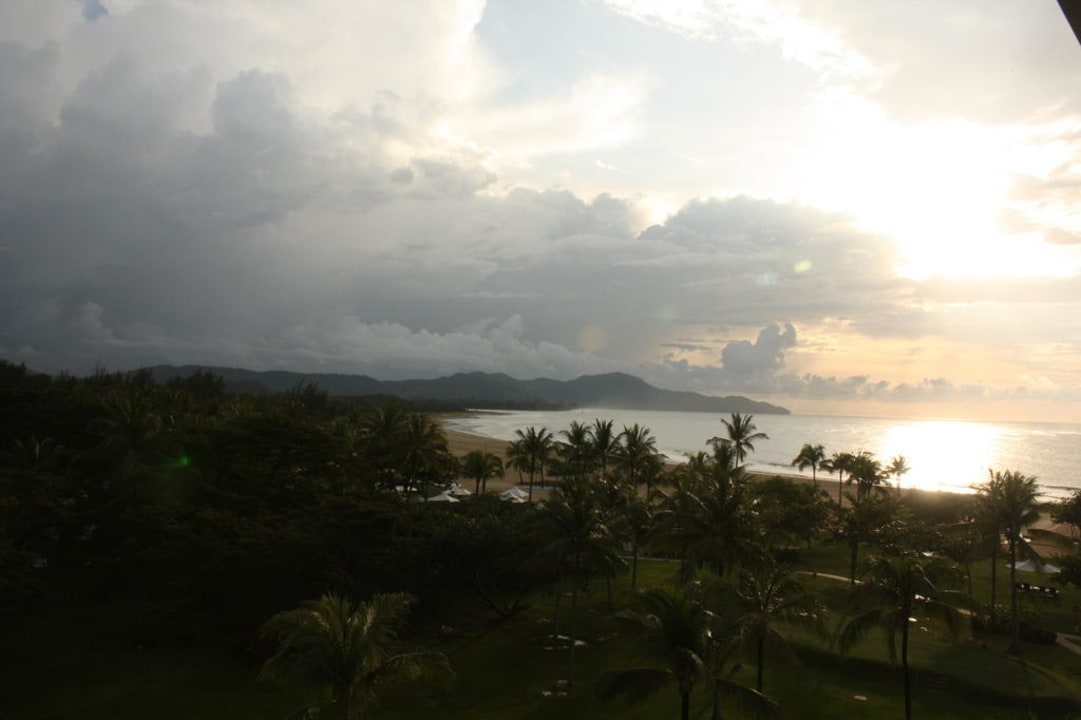 Ausblick auf den Garten/Strand vom Zimmer Garden Wing Shangri-La's Rasa Ria Resort & Spa