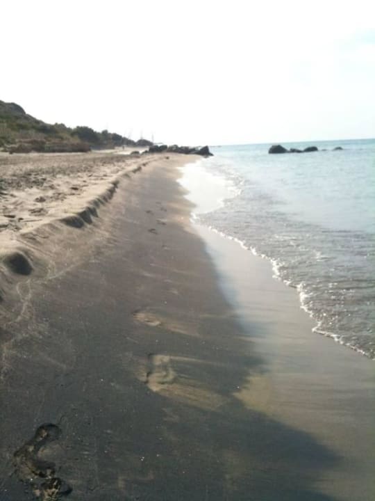 Ruhiger sandiger Strand Atlantica Belvedere Resort