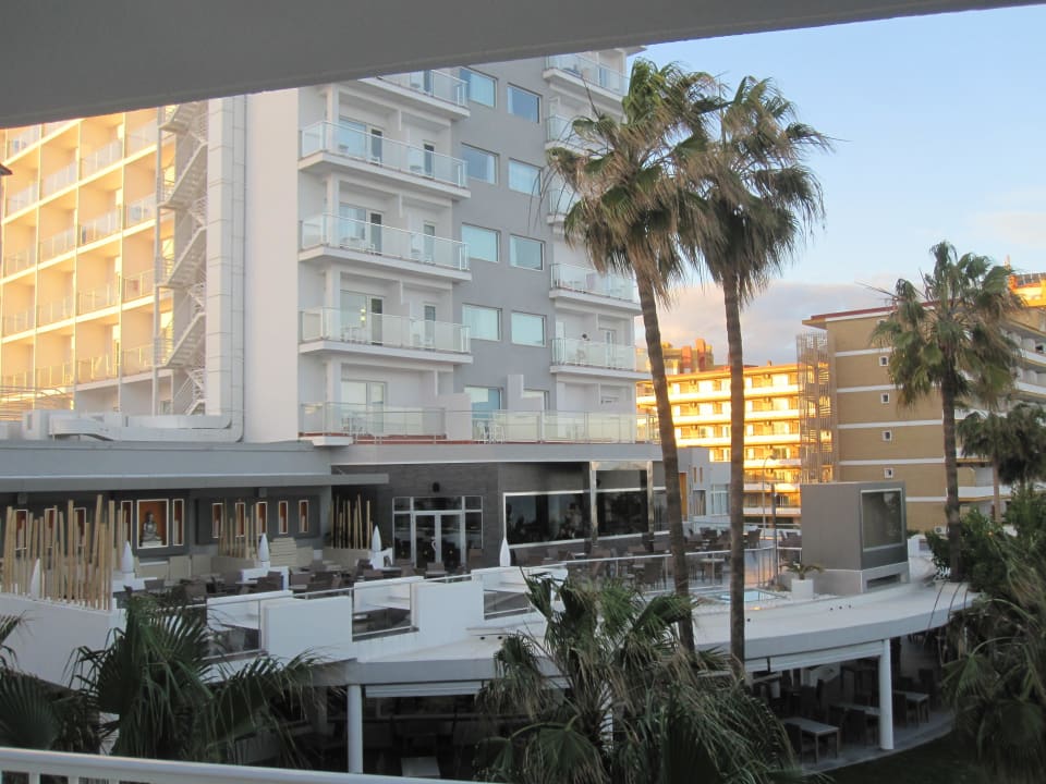 Blick auf Terrasse und Speisesaal Hotel Riu Nautilus - Adults only