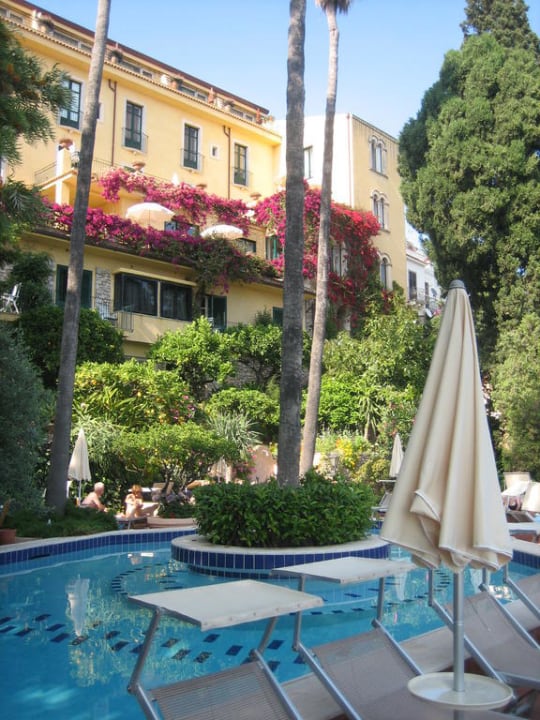 Blick vom Liegestuhl auf das Hotel  Villa Belvedere