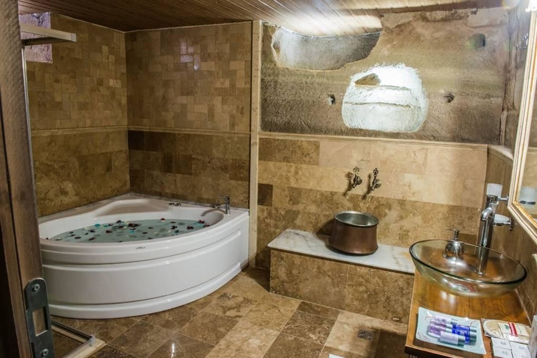 Cave room bathroom Historical Göreme House