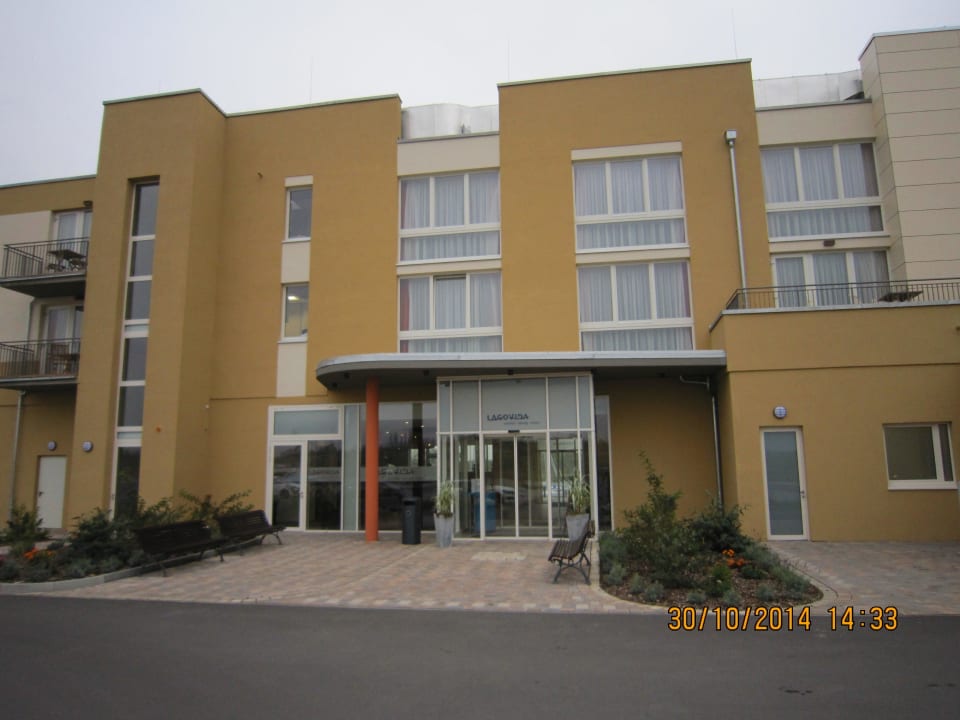 Hoteleingang LAGOVIDA Ferienresort am Störmthaler See