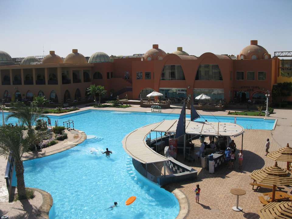 Der Hauptpool mit Poolbar Titanic Beach Spa & Aqua Park