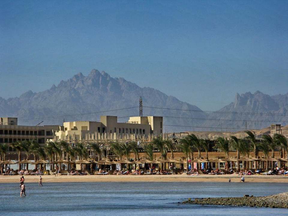 kleine Einkaufsmeile hinter den Schirmchen Beach Albatros Resort