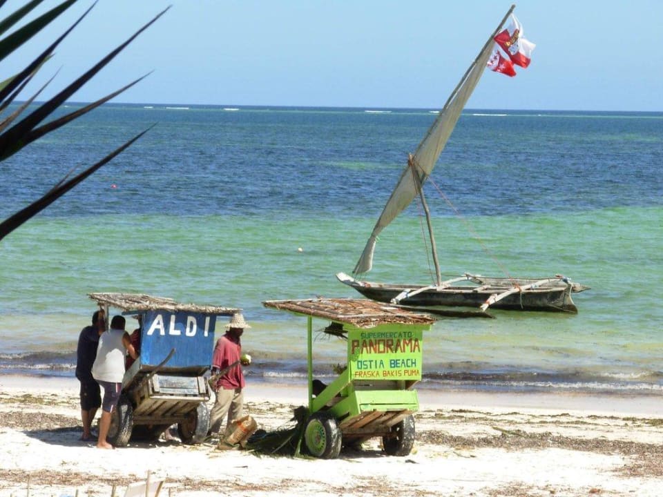 Sprzedawcy owoców na plaży Travellers Beach Hotel & Club