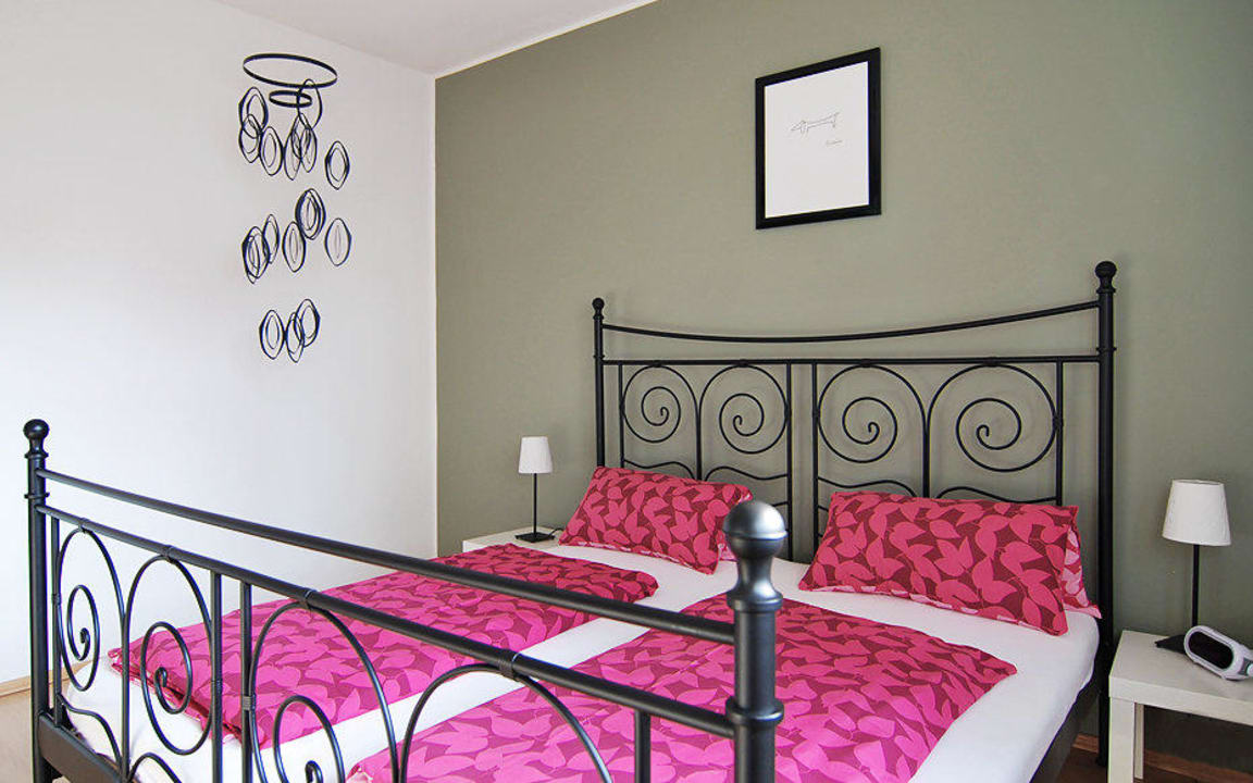 Ferienwohnung Marienburg - großes Schlafzimmer Weingut Lütz