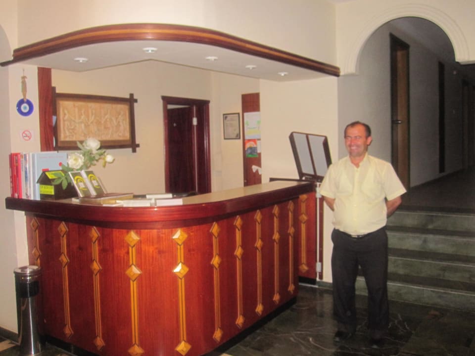 Sehr netter Nacht-Rezeptionist Side Bay Hotel